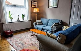 Spacious Charming Cottage Near Lake And Sea